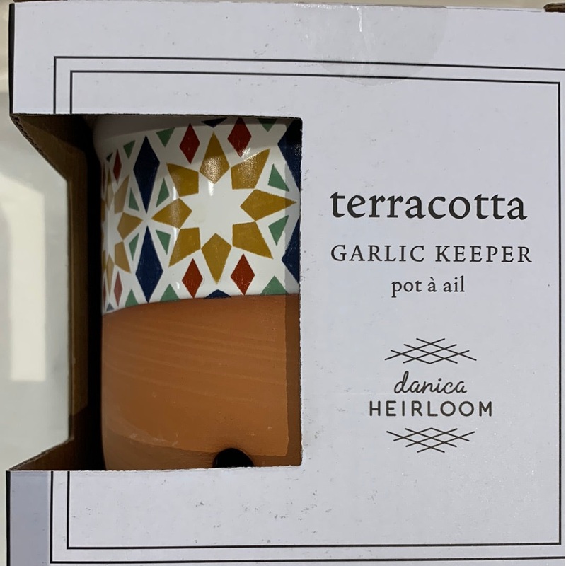 Terra-cotta garlic keep her