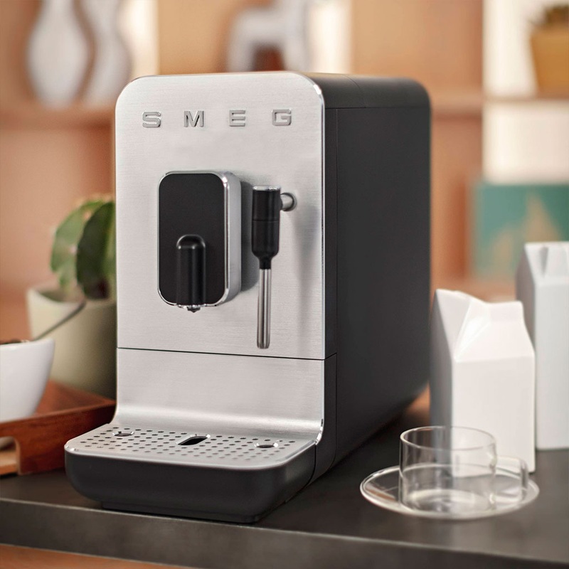 Cafetera superautomtica con vapor de Smeg